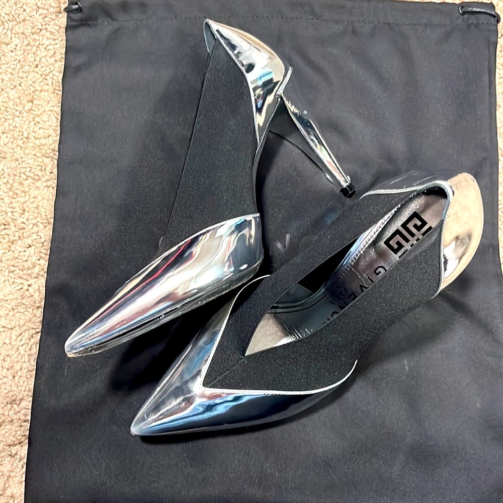 Givenchy anyone??  Gorgeous silver pumps!